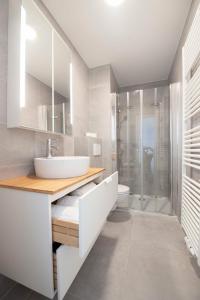 een badkamer met een wastafel en een douche bij Ostend Studio in Oostende