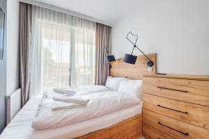Posteľ alebo postele v izbe v ubytovaní Apartamenty Sun & Snow Residence II Jastrzębia Góra - plac zabaw, blisko plaży, wysoki standard