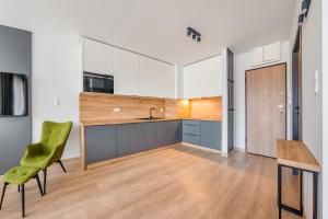 Kuchyňa alebo kuchynka v ubytovaní Apartamenty Sun & Snow Residence II Jastrzębia Góra - plac zabaw, blisko plaży, wysoki standard