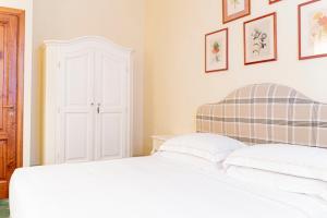 A bed or beds in a room at Casa Uffizi XIII Century Tower House Boutique Hotel