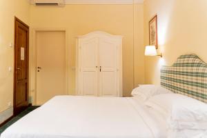A bed or beds in a room at Casa Uffizi XIII Century Tower House Boutique Hotel