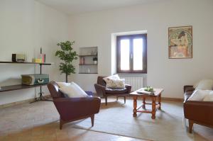 a living room with couches and a coffee table at Caratteristico appartamento nel cuore della Tuscia in Vetralla