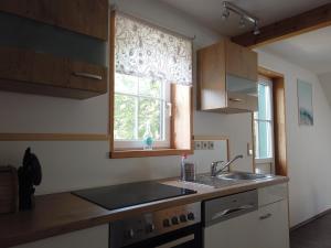 Kuchyň nebo kuchyňský kout v ubytování Ferienhaus Oma Hase