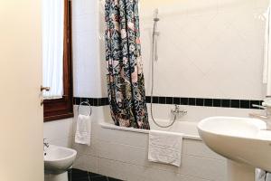 A bathroom at Casa Uffizi XIII Century Tower House Boutique Hotel