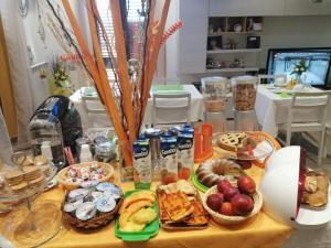 オルトーナにあるVico 59の様々な種類の食べ物や飲み物を用意したテーブル