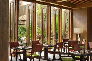Majoituspaikan Hotel Indigo Lijiang Ancient Town, an IHG Hotel ravintola tai vastaava paikka