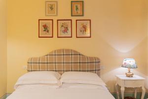 A bed or beds in a room at Casa Uffizi XIII Century Tower House Boutique Hotel