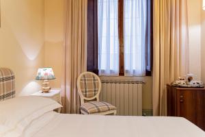 A bed or beds in a room at Casa Uffizi XIII Century Tower House Boutique Hotel
