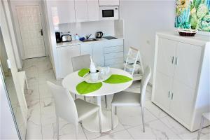 Kuchyňa alebo kuchynka v ubytovaní Garden City PREMIUM - Full seaview