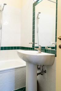 A bathroom at Casa Uffizi XIII Century Tower House Boutique Hotel