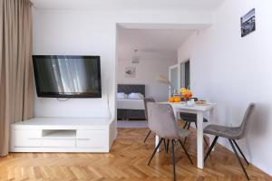 TV a/nebo společenská místnost v ubytování APARTMANI GUTO