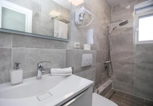 Koupelna v ubytování APARTMANI GUTO + 36 fotografií