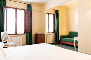 A bed or beds in a room at Casa Uffizi XIII Century Tower House Boutique Hotel