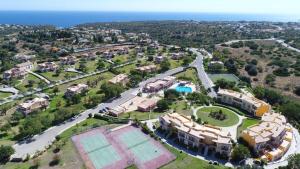 uma vista aérea de uma villa com um campo de ténis em Colina da Lapa & Villas em Carvoeiro