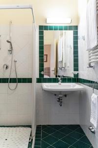 佛羅倫斯的住宿－Casa Uffizi XIII Century Tower House Boutique Hotel，一间带水槽和淋浴的浴室