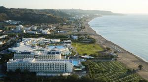 eine Luftansicht eines Resorts am Meer in der Unterkunft Apollo Beach in Faliraki