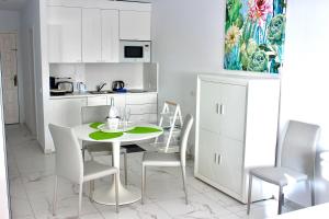 Kuchyňa alebo kuchynka v ubytovaní Garden City PREMIUM - Full seaview