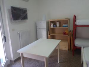 Habitación con mesa blanca y silla en CENTRALISSIMO MINI APPARTAMENTO 1° piano en Margherita di Savoia