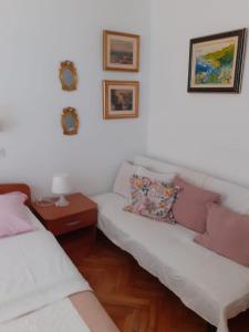a living room with a couch and a table at Tisno Sea View apartment in Tisno