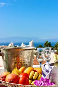 una bandeja de frutas y copas de vino en una mesa en Garden City PREMIUM - Full seaview, en Playa Fañabe