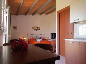 kuchnia i jadalnia ze stołem i jadalnią w obiekcie Casa Vacanze Barone di Civico 24 w mieście Scicli