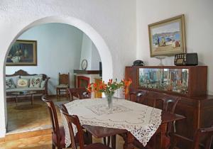 Televízia a/alebo spoločenská miestnosť v ubytovaní Traditional House under Kazarma Fortress in Sitia