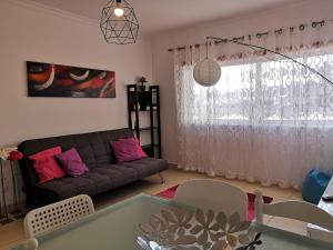 a living room with a couch and a table at Armação de Pêra Praia Mar Sol in Armação de Pêra