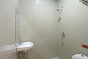 Bathroom sa RedDoorz Plus near Solo Paragon Mall