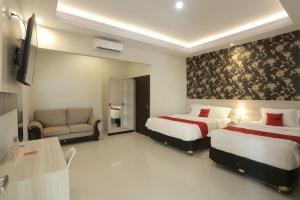 Un pat sau paturi într-o cameră la RedDoorz Plus near Solo Paragon Mall