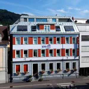 um grande edifício branco com um cartaz em Hotel Garni Bodensee em Bregenz