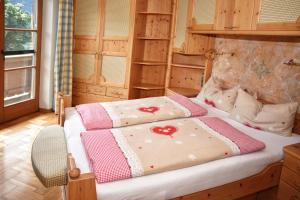 1 dormitorio con 1 cama con 2 mantas en Apartment Wachinghof, en Reith bei Kitzbühel