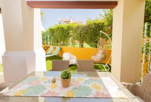 patio con mesa y sillas en el balcón en LA BOTÁNICA - Golf y playa, en Ayamonte