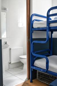 Bilik mandi di The Woodquay Hostel