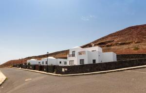 una fila di edifici bianchi sul fianco di una collina di Lanzarote Natura Houses a Soo