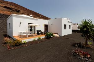 vista su una casa con patio di Lanzarote Natura Houses a Soo