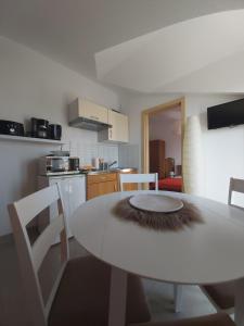 Kuchyň nebo kuchyňský kout v ubytování Red Sunset Apartments