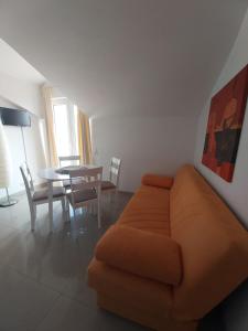 TV a/nebo společenská místnost v ubytování Red Sunset Apartments
