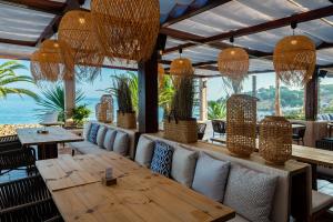 
Un restaurante o sitio para comer en Grande Real Santa Eulalia Resort & Hotel Spa
