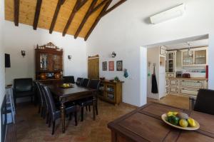 a kitchen and dining room with a table and chairs at Casa da Torre in Minas de São Domingos