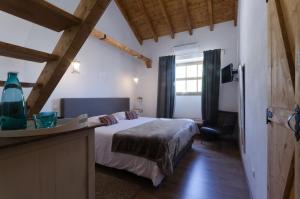une chambre d'hôtel avec un lit et une fenêtre dans l'établissement Casa da Torre, à Mine de São Domingos
