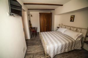 Ένα ή περισσότερα κρεβάτια σε δωμάτιο στο Casetta del Mastro
