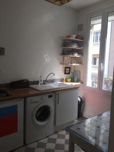 Кухня или мини-кухня в Appartement Paris XIV
