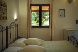 
A bed or beds in a room at Agriturismo La Genziana
