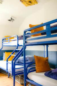 מיטה או מיטות קומותיים בחדר ב-The Woodquay Hostel