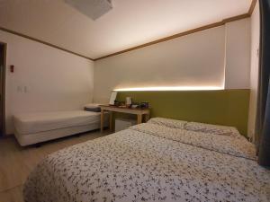 Postel nebo postele na pokoji v ubytování K Guesthouse