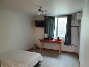Postel nebo postele na pokoji v ubytování K Guesthouse