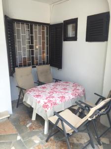 uma mesa e cadeiras num quarto com uma mesa e cadeiras em Tisno Sea View apartment em Tisno