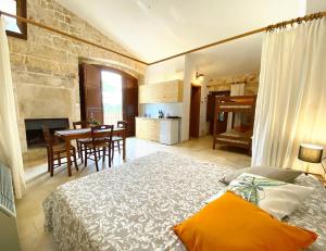 een slaapkamer met een bed en een eetkamer bij Trulli Panoramici in Alberobello