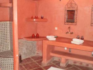 a bathroom with two sinks and a mirror at Riad Ain Khadra in Taroudant