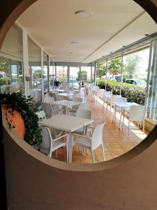 Reštaurácia alebo iné gastronomické zariadenie v ubytovaní Hotel Diplomatic